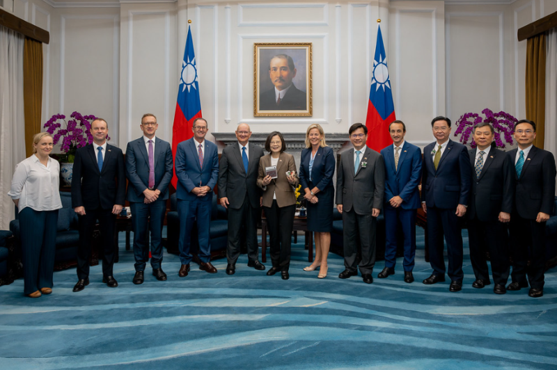 澳洲跨黨派國會議員組團抵台訪問，赴總統府與總統蔡英文會面。   圖：總統府提供