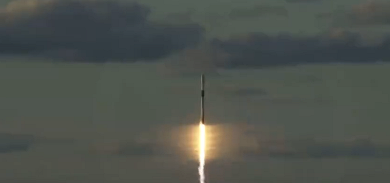 美國太空探索技術公司「獵鷹 9」火箭，近期搭載南韓第 2 顆軍事偵察衛星，於佛羅里達發射升空。   圖：翻攝自世面