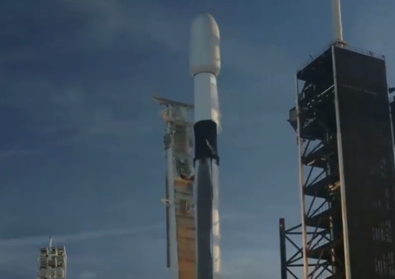 美國太空探索技術公司「獵鷹 9」火箭，近期搭載南韓第 2 顆軍事偵察衛星，於佛羅里達發射升空。   圖：翻攝自世面