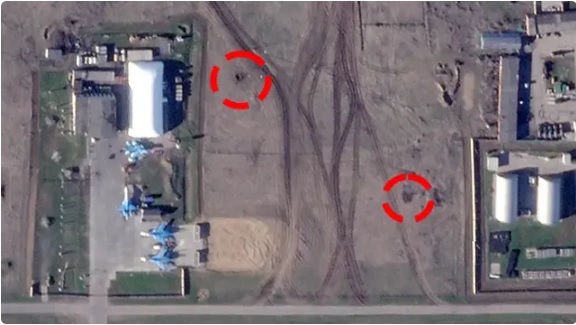 根據美國「行星實驗室」公布的衛星照片，俄羅斯莫羅佐夫斯克空軍基地在經過烏克蘭的襲擊後幾乎沒有受到任何傷害，僅紅圈區域有兩處彈坑。   圖：翻攝自 樞密院十號