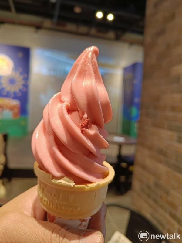 以草莓特製成粉嫩櫻花色系的草莓雪酪，點綴日本櫻花風味的草莓果粒。   圖：唐復年/攝