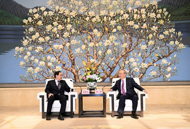 前總統馬英九訪問中國，8日傍晚在北京飯店會見中共政治局委員兼北京市委書記尹力。   圖：馬英九辦公室提供