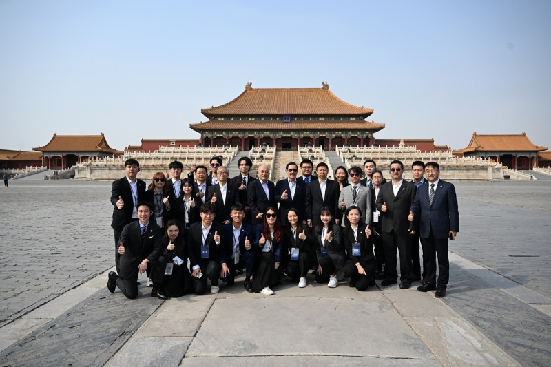 前總統馬英九訪問中國，8日攜青年學生參訪北京故宮。   圖：馬英九辦公室提供