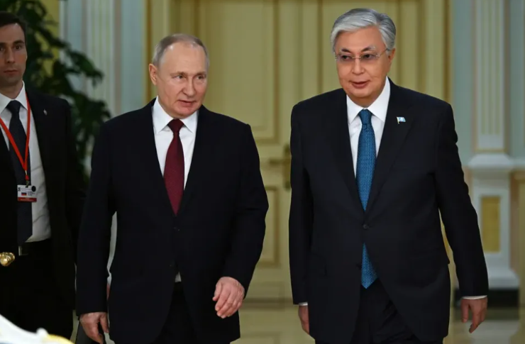 哈薩克可能成為俄羅斯的下一個作戰目標。圖為俄羅斯總統普丁（左）和哈薩克總統托卡耶夫（右）。   圖：翻攝自科羅廖夫