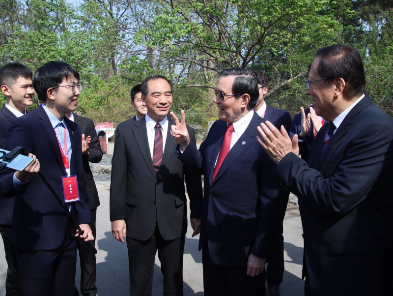 前總統馬英九9日下午率「大九學堂」學生，與北京大學師生交流。   圖：馬英九基金會提供