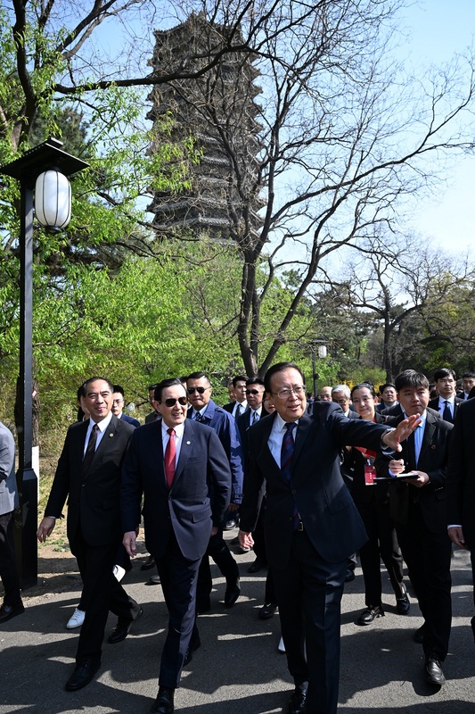 前總統馬英九9日下午率「大九學堂」學生，與北京大學師生交流。   圖：馬英九基金會提供