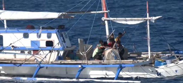  菲律賓漁船協助政府投放「漂浮聚集裝置」，中國稱此設備會危及附近經過的船隻。 圖 : 翻攝自騰訊網/熊姐 