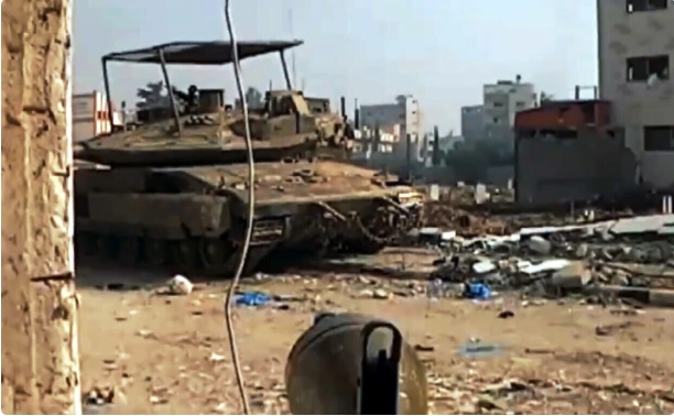 哈瑪斯士兵利用火箭彈瞄準前來支援的以色列坦克。   圖：翻攝自 熊熊點兵