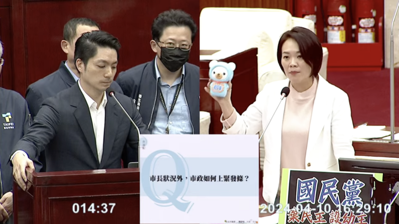 民進黨台北市議員簡舒培贈送一台錄音娃娃給市長蔣萬安。   圖：翻攝議會直播