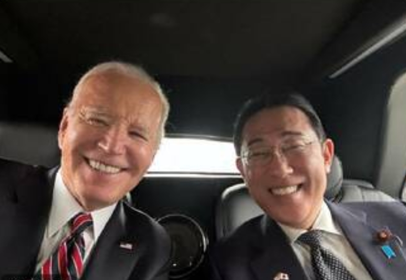 美國總統拜登和來訪的日本首相岸田文雄在車內合影。   圖 : 翻攝自拜登X