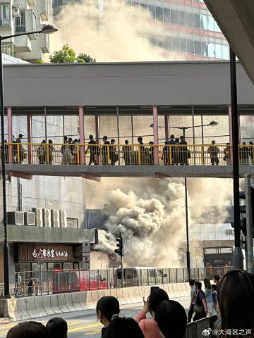 香港新界的葵涌廣場 10 日下午 4 點發生火災，位於一樓的「富華冰室」冒出濃煙，當地消防隊僅花 15 分鐘左右控制火勢，初步統計無人傷亡，警消疏散附近百餘名民眾。   圖：翻攝自 大灣區之聲 微博