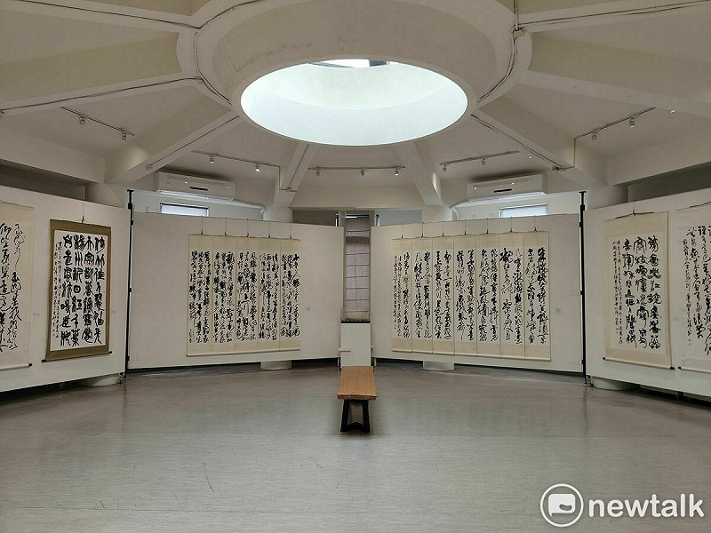 書法、篆刻、水墨藝術創作皆享有盛名，並獲獎無數的黃程瑋老師，經明宗書法藝術館力邀，自今日起至5月2日在明宗書法藝術館舉辦「2024黃程瑋書篆個展」。   圖：黃博郎／攝