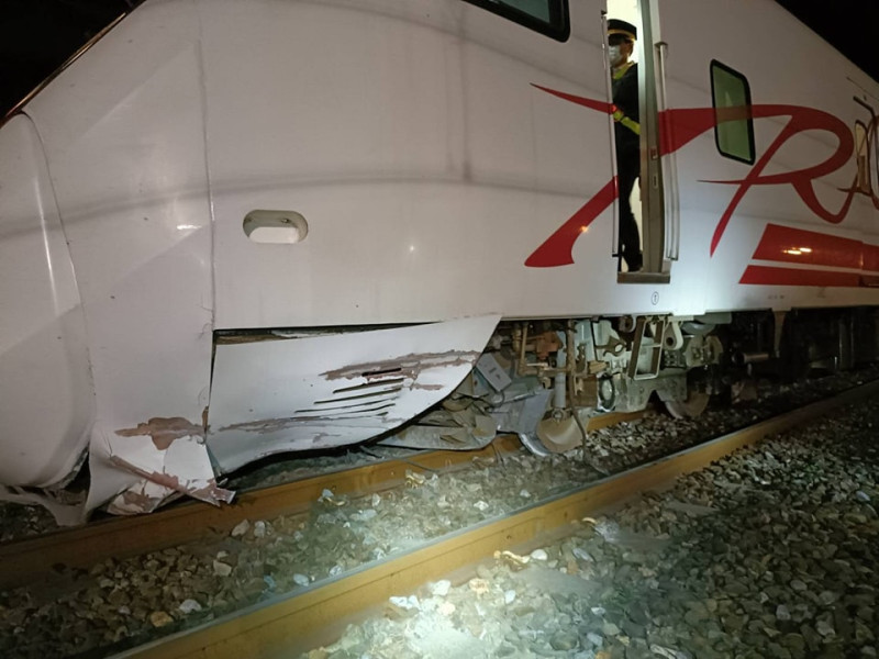 台鐵445車次北上普悠瑪列車遭巨大落石撞擊，1到3車廂出軌。   圖：翻攝「以蘇花公路即時路況為主的平台」臉書