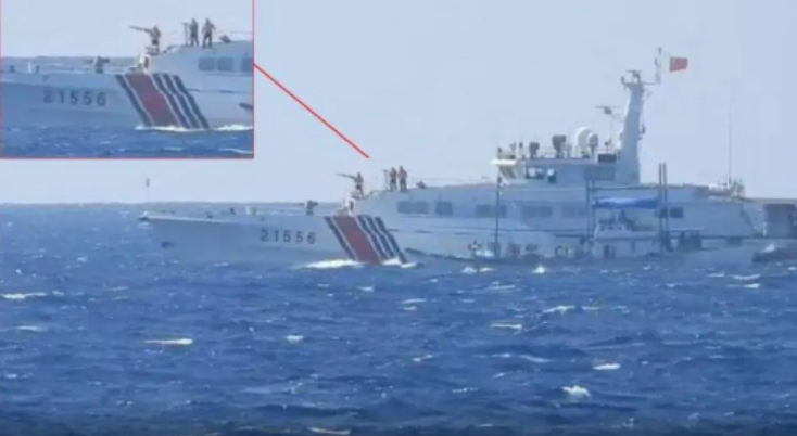菲律賓海警部門表示，中國 21556 號海警船，擺出一副隨時會動用水砲的架勢，讓附近菲律賓漁船感受到了威脅。   圖：翻攝自石江月