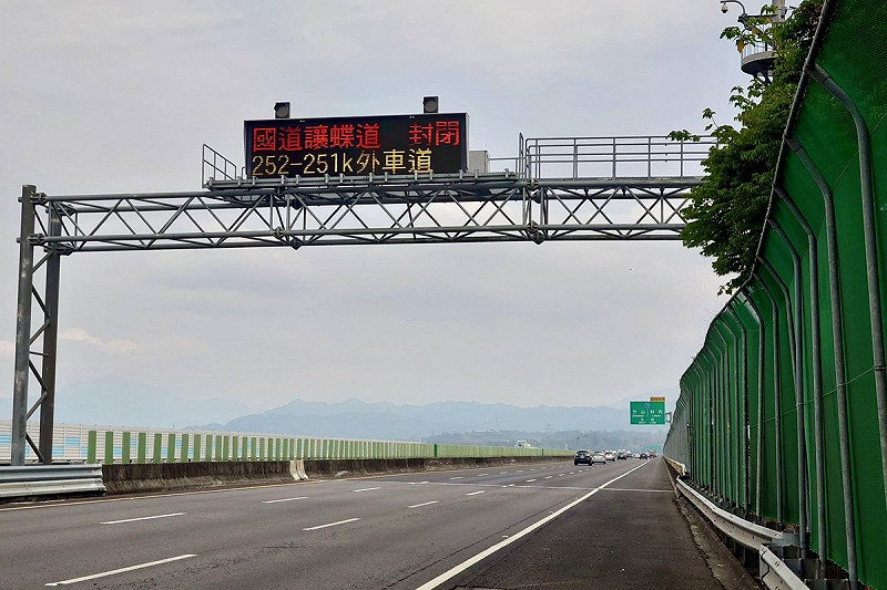 台灣紫斑蝶生態保育協會理事長陳瑞祥指出今天每分鐘最高達420隻，今年已有39萬8805隻飛越國道。   圖：翻攝自台灣紫斑蝶生態保育協會臉書