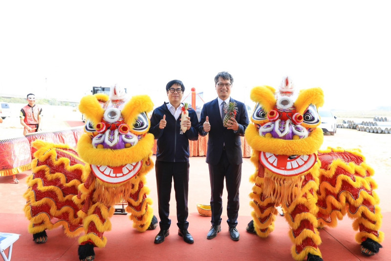 陳其邁(左)與鴻華先進總經理李秉彥(右)。   圖：高雄市政府/提供