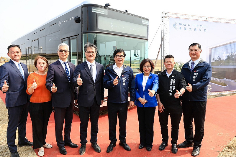 陳其邁(右四)站在鴻華先進首款自主研發的電動巴士Model T前。   圖：高雄市政府/提供