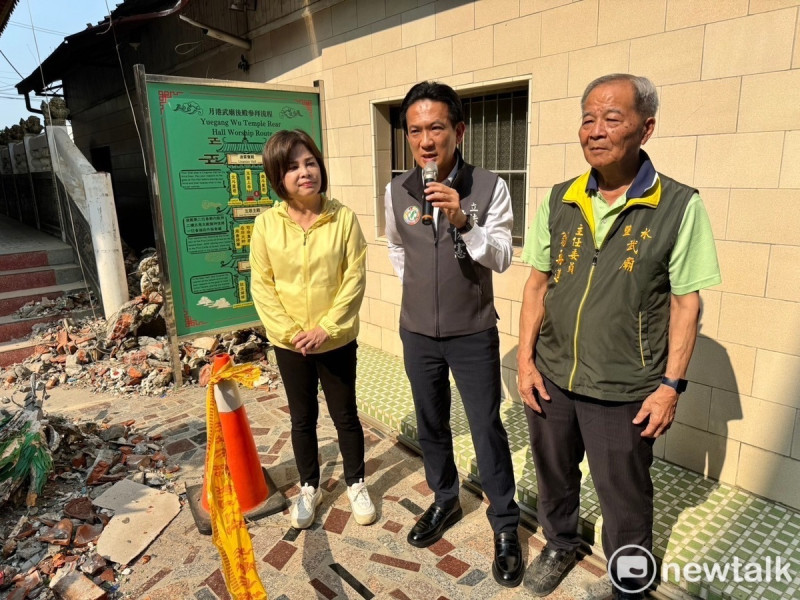 心繫鹽水武廟日前地震受損情況，立委林俊憲今日邀集在地民代和相關單位勘災，並自發捐款援助，期盼這座大新營地區的重要信仰中早日完成修復。   圖；林俊憲服務處提供