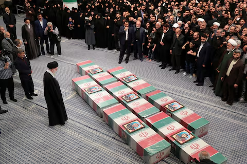 4 月 4 日，伊朗最高領袖何梅尼出席因以色列對伊朗駐敘利亞外交機構建築攻擊死亡的伊朗軍事人員的葬禮。   圖：翻攝自 環球網