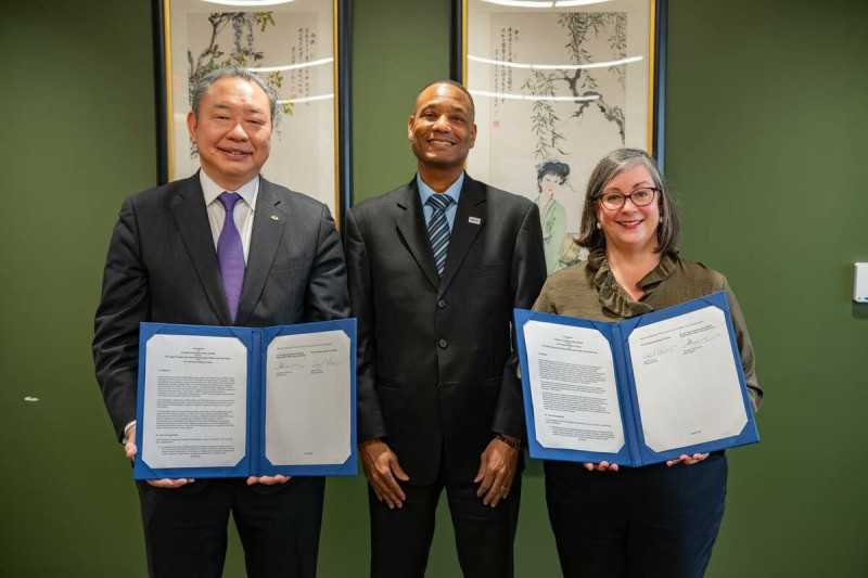 俞大㵢與美國在台協會（AIT）執行理事藍鶯（Ingrid Larson）共同簽署「台美加勒比海區域技術合作協議」。   圖：駐美代表處/提供