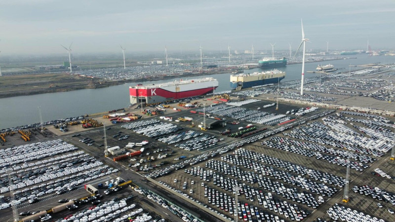比利時北部澤布呂赫港（Port of Zeebrugge）一個汽車碼頭。業內人士稱，一些中國品牌電動車已在歐洲港口停留長達 18 個月。   圖：取自「X」@EstherKokkelman
