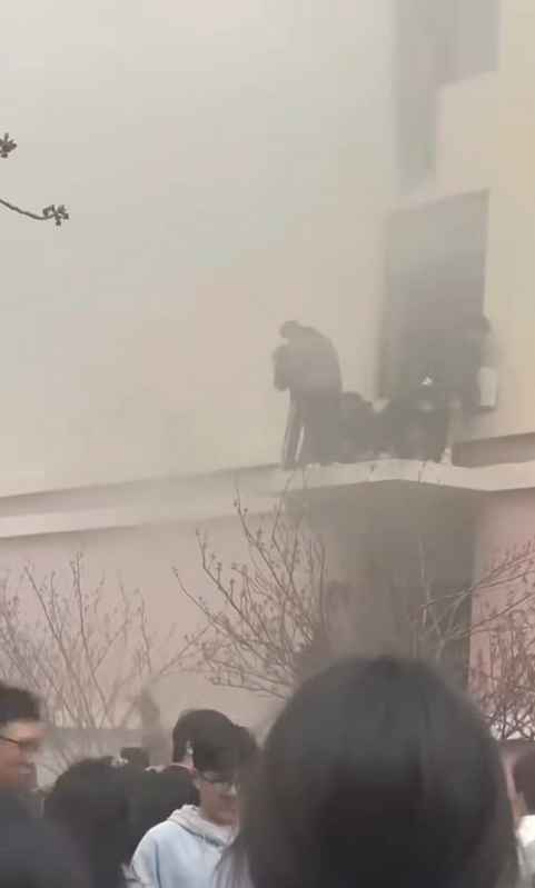 中國青島黃海學院男生宿舍近期發生火災，學生慌忙逃生。   圖：翻攝自李老師不是你老師 X（前推特）帳號