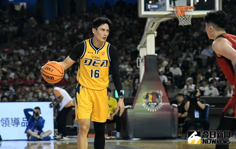 ▲大巨蛋賽後，中信特攻主控林韋翰被問到啦啦隊相關問題，他馬上澄清、否認有看：「我是在找太太和小孩在哪裡，不小心瞄到的」。（圖／記者林調遜攝）   