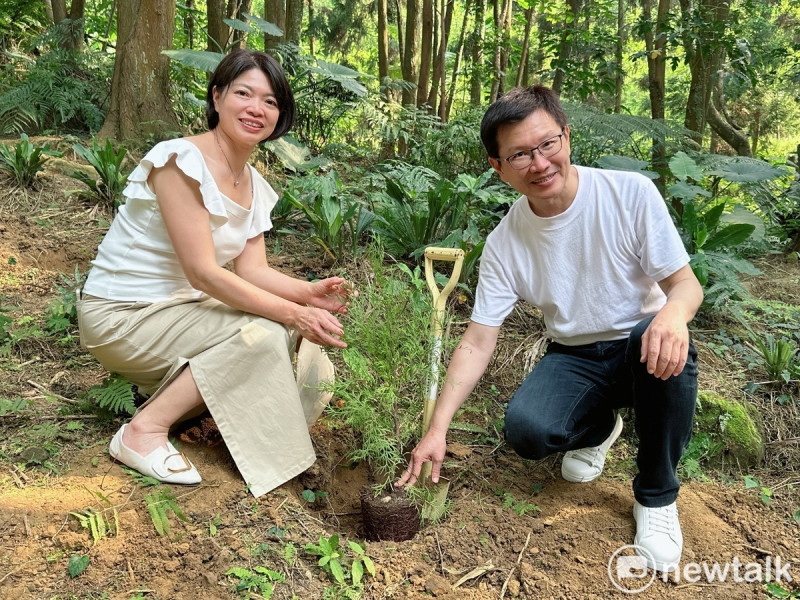 薰衣草森林董事長王村煌（右）與創辦人林庭妃一同種下樹苗。     圖：唐復年/攝