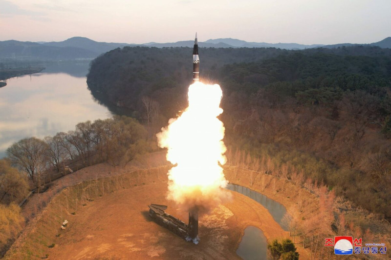 北韓在4月2日試射新型固體燃料中長程彈道飛彈。（圖／朝中社）