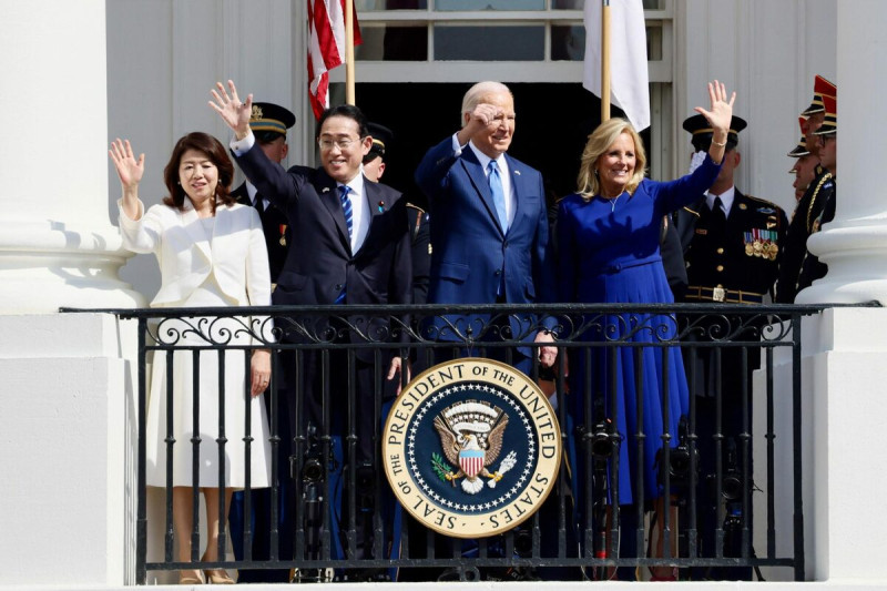 日本首相岸田文雄與夫人裕子，以及美國總統拜登和第一夫人吉兒。（圖／首相官邸）