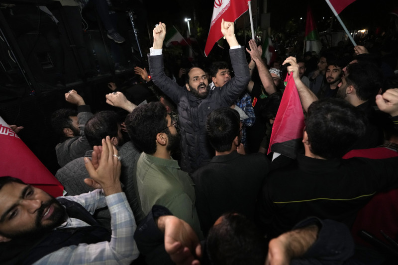 德黑蘭民眾在夜色中高舉國旗狂歡。   圖/美聯社
