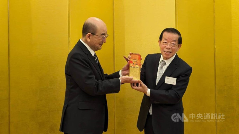 日本團體「一般財團法人台灣協會」14日在東京舉辦年度大會，特別頒發感謝獎座給駐日代表謝長廷（右），獎座上刻有「台日友好，善的循環」文字。   圖：中央社提供