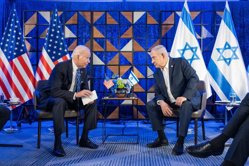 美國與以色列關係一向友好，圖為美總統拜登（左）2023年10月，與來訪的以色列總理納坦雅胡會面，強調美國與以色列的情誼。   圖：翻攝自拜登臉書