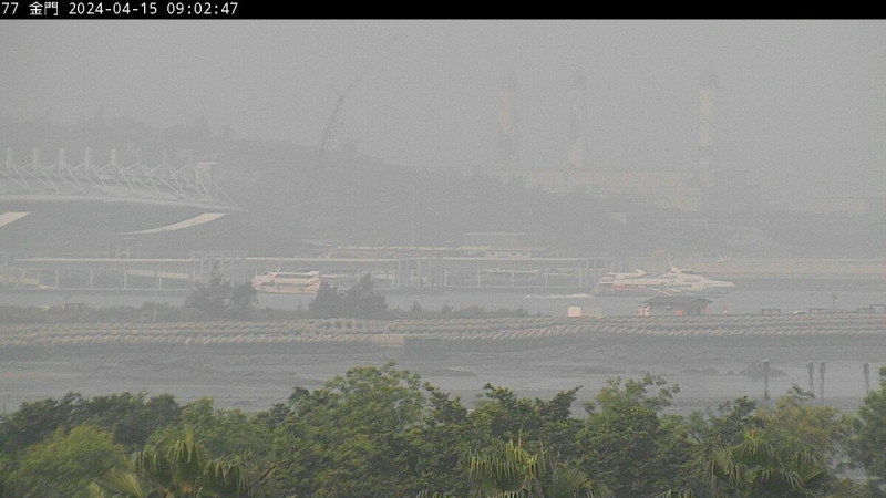 中央氣象署今日發布濃霧特報，金門已出現能見度不足200公尺的現象，金門機場已取消2架次航班。   圖：翻攝自空品監測網
