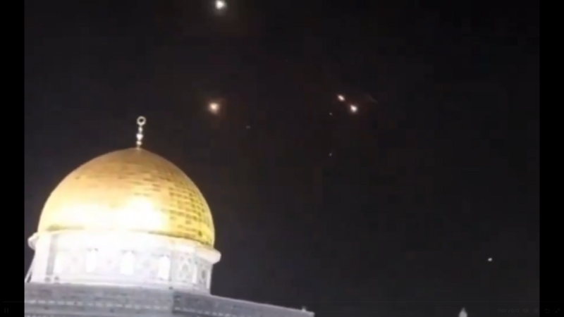 伊朗飛彈飛越阿克薩清真寺，但都被成功攔截。   圖 : 翻攝自影片