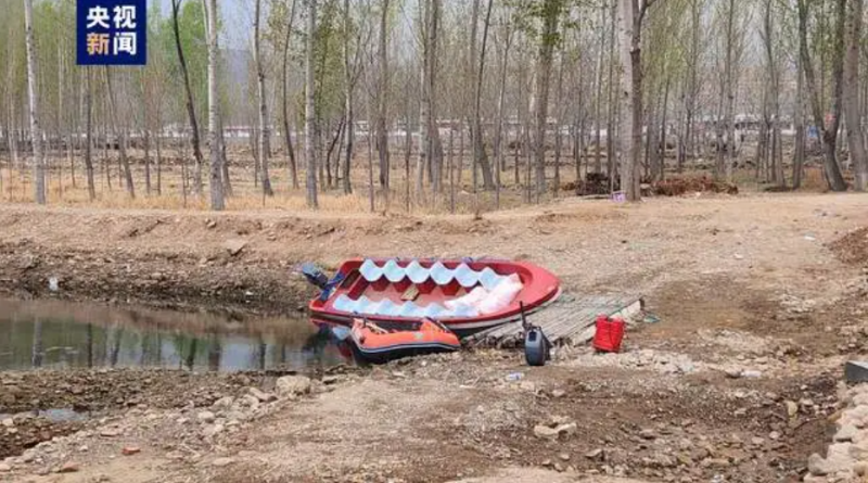 中國秦皇島市盧龍縣劉家營鄉桃林口村，近期發生一起船隻側翻事故。   圖：翻攝自央視新聞