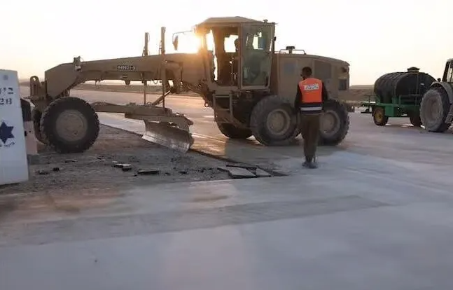 以色列內瓦蒂姆空軍基地跑道受到至少7枚飛彈攻擊，修復工作現場曝光   圖 : 翻攝自影片
