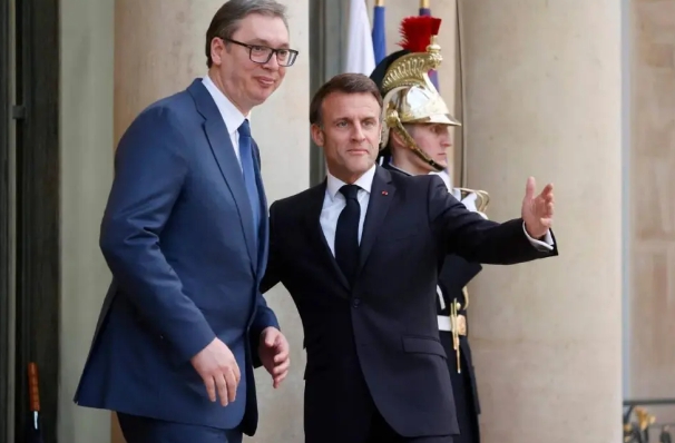 塞爾維亞總統武契奇(左)與法國總統馬克宏。   圖 : 翻攝自鋒芒FM