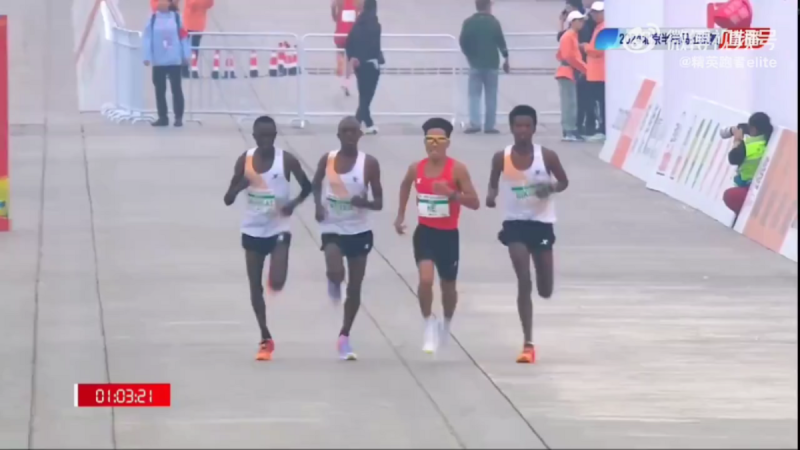 賽事影片顯示，在最後 100 公尺的衝刺階段，原本接近的 4 名選手中，3 名非洲選手似乎放慢了速度，甚至示意何杰前行。   圖 : 翻攝自影片