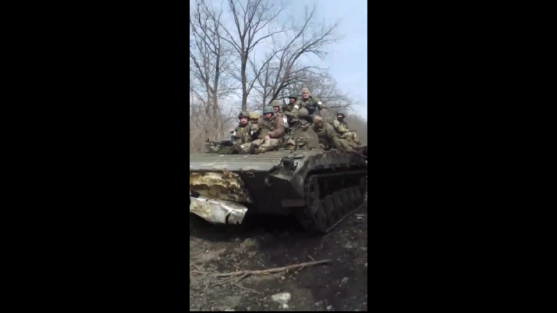 另一段影片展示了幾名俄羅斯軍人坐在 BMP-1M 步兵戰車上，引起網友調侃俄軍將自己當作「肉甲」來保護設備。   圖 : 翻攝自影片