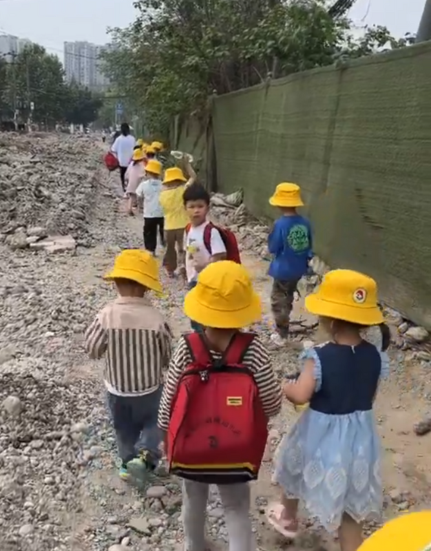 小孩們在充斥各種碎石且凹凸不平的道路上行走。   圖：翻攝自昨天 X（前推特）帳號