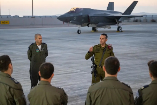  以色列國防軍總參謀長哈萊維視察了以色列南部的內瓦提姆空軍基地，該基地 14 日淩晨被伊朗發射的彈道飛彈擊中受損。 圖 : 翻攝自以色列國防軍 