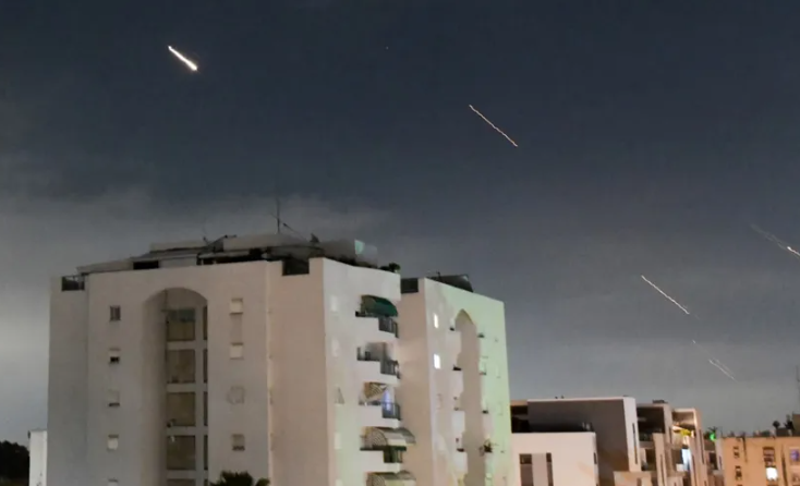 伊朗伊斯蘭革命衛隊當地時間 14 日凌晨，使用導彈和無人機對以色列實施空襲。   圖：翻攝自環球網