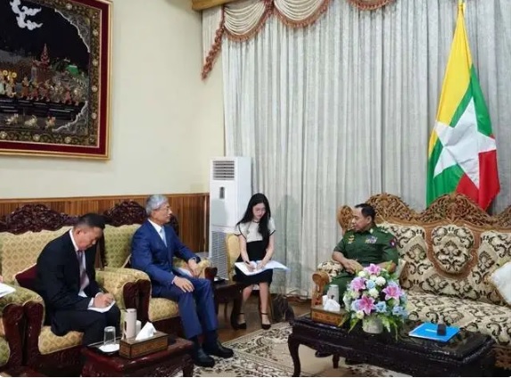 緬甸軍方高層會議 9 日遭無人機襲擊後，緬甸內政部長雅畢中將於 11 日緊急會見中國駐緬甸大使陳海，希望中國能對緬甸軍政府提供援助。   圖：翻攝自 騰訊網