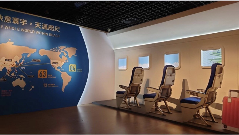 「航向世界 龍耀45」設置機艙打卡點供合影留念，見證45年來桃園國際機場的展翼飛揚。   圖：桃園國際機場公司提供