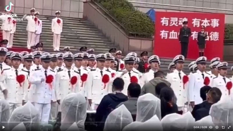 中國公民加入解放軍後，按照規定要在 90 天內進行宣誓。然而原本宣誓詞中的「為人民服務」已經被改成「為中國共產黨服務」。   圖：擷取自 @GaoFalin X 分享影片