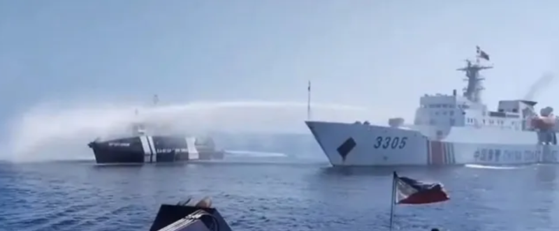 菲律賓與中國近期因南海主權爭議關係十分緊張，圖為中國海警船在南海噴水砲驅離菲國船隻。   圖 :翻攝自騰訊網