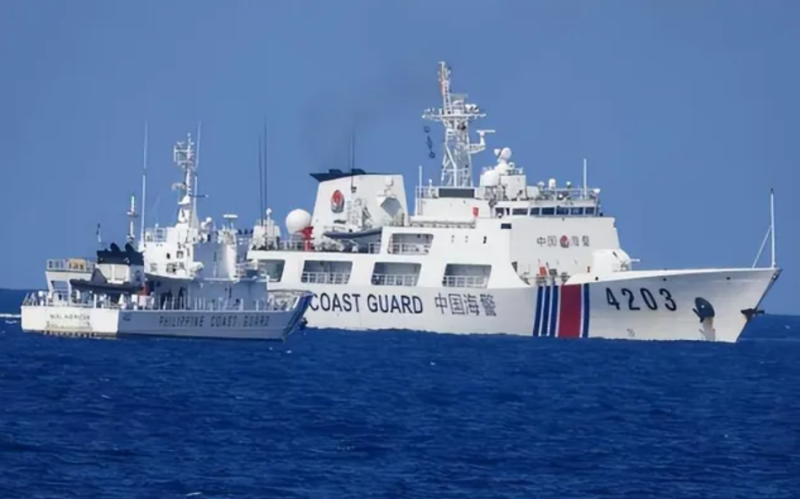 中國海警船阻截菲海岸警衛隊巡邏艇。   圖 :翻攝自騰訊網