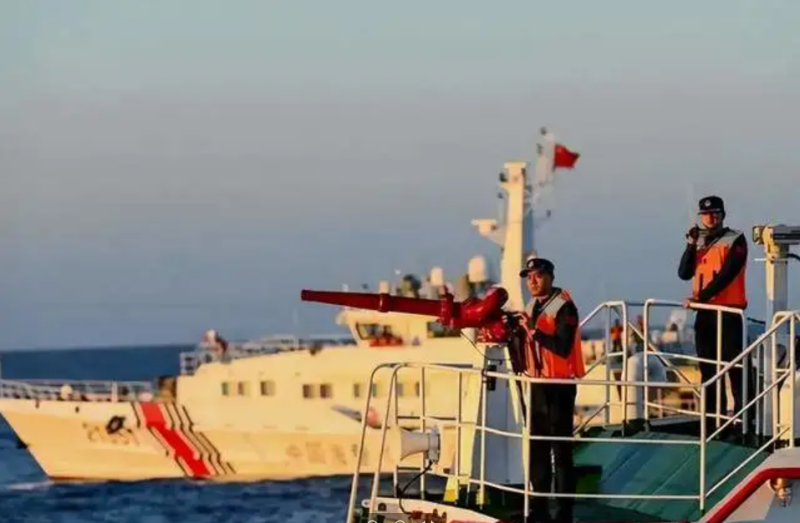 中國海警執法人員操作水砲 圖 :翻攝自騰訊網