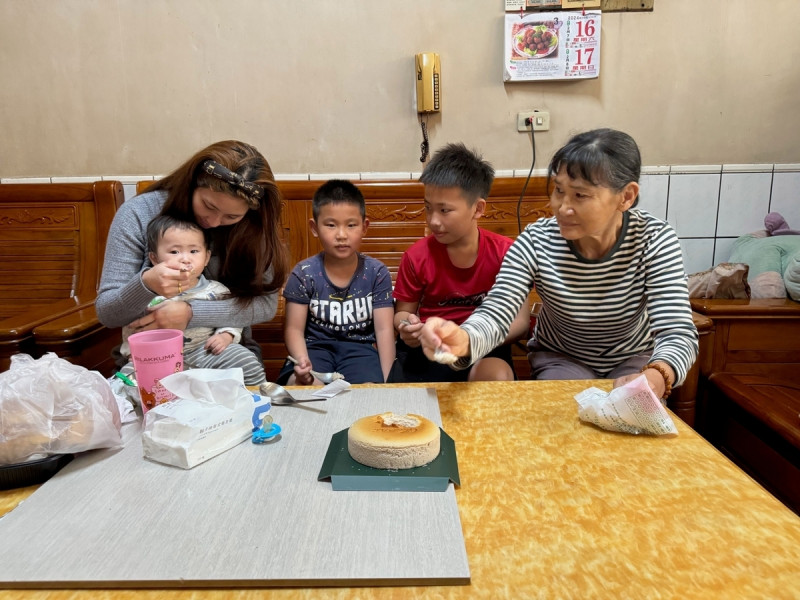 NPOchannel公益平台為偏鄉孩童圓夢， 母親節一起吃蛋糕。   圖：NPOchannel/提供
